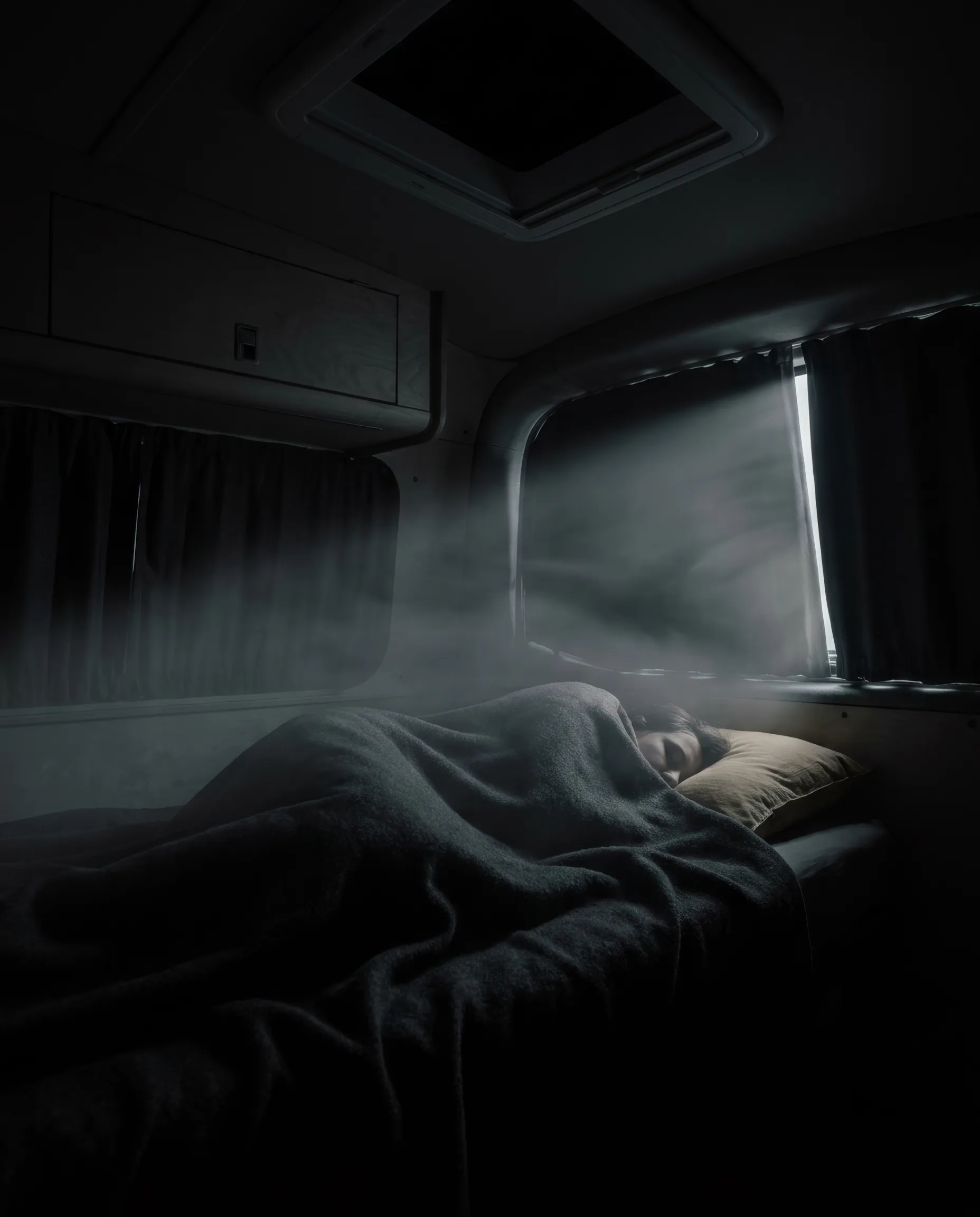 Intérieur de van la nuit en montagne, dormeur paisible